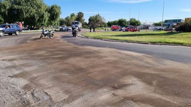 La presencia de un líquido viscoso en el Acceso Sur y Circunvalación alertó a los conductores en el Acceso Sur (Foto: Canal 13 San Juan).