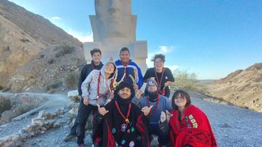 Los chicos de la Comunidad Rover Perito Moreno, perteneciente al Grupo Scout Nuestra Señora de La Merced N°293, tras restaurar la Cabeza del Indio.