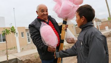 Quien es el vendedor de algodón de azúcar que no se pierde ni una entrega de viviendas en Chimbas