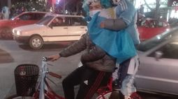 Viajó kilómetros en bicicleta para festejar con su hijo el campeonato de la Selección