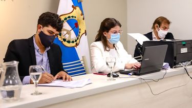 ¿Cuáles son las empresas que compiten por la construcción de la plaza en el Barrio SMATA?