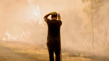 Un voluntario lucha contra el fuego en Larouco, España.&nbsp;