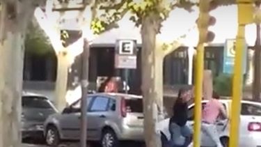 En pleno centro: dos taxistas sanjuaninos se agarraron a las trompadas y quedaron filmados