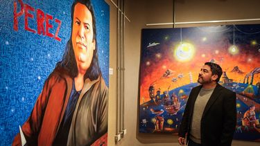 Marcelo Ormeño contempla la obra de su autoría con la que homenajeó al gran Mario Pérez.