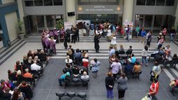 Este viernes, los abuelos le cantaron y bailaron a los enfermos