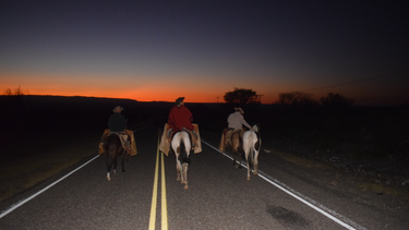 Un grupo de gauchos recorren 100 kilómetros desde Valle Fértil para participar de la Cabalgata a la Difunta Correa.