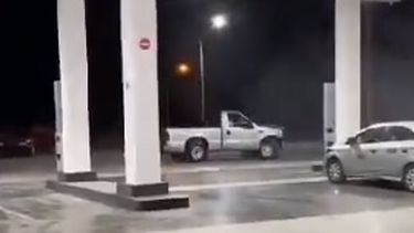 Trompos en medio de una estación de servicio de 9 de Julio, la peligrosa maniobra de un conductor.