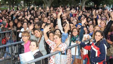 En un día fresquito las fanáticas calentaron la previa de Abel Pintos