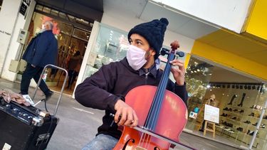 Video: arte callejero y con barbijo en la peatonal