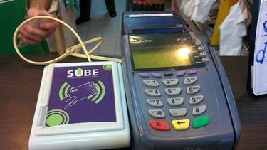 En San Juan, todos los negocios que cargan SUBE cobran un extra no permitido