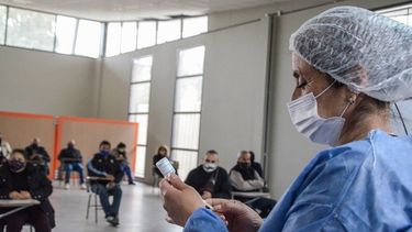 Vacunación a nuevos grupos: aseguran que más de 30 mil personas se inscribieron en las primeras 20 horas