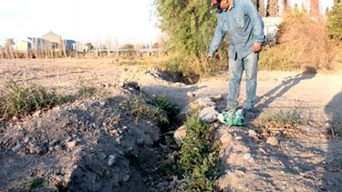 Taparon un canal para armar un loteo privado