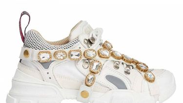La extravagante propuesta de Gucci: zapatos deportivos con joyas