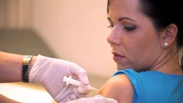 En el microcentro vacunan a empleados de comercio