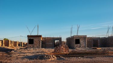 A la vanguardia: mirá cómo avanza la construcción de viviendas con calefón solar