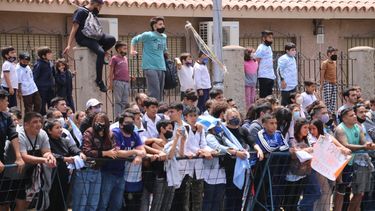 Con la esperanza de ver a Messi, cientos de fanáticos lo esperan en el hotel