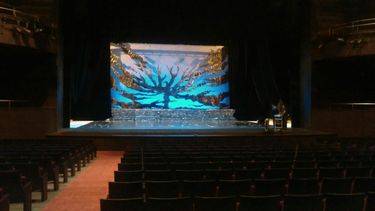 Ya llegó la escenografía y el vestuario de “Zorba, El Griego”