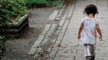 Dramático: encontraron a una pequeña de 2 años deambulando sola en Santa Lucía