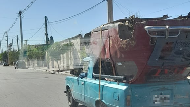 Así no se lleva un auto, pero como no manejo:  la insólita manera de un sanjuanino