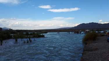 El Río San Juan a la altura de calle Las Moras fue elegido por los sanjuaninos para disfrutar el verano. Ahora planean habilitar el espacio con entrada gratuita, servicios y seguridad.