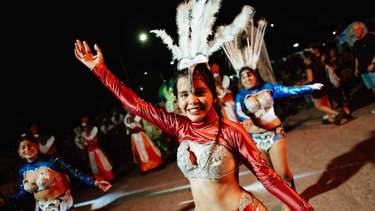 Capital recupera la alegría del carnaval en distintas plazas de su geografía.