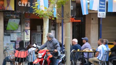 Bares abiertos, calles desiertas y sentimiento albiceleste en el centro sanjuanino