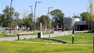 El nuevo paseo que ampliará al Parque de Mayo ya luce su verde