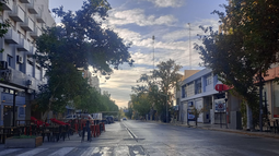 La Av. Ignacio de la Roza, desierta en las primeras horas de este jueves Día del Trabajador.