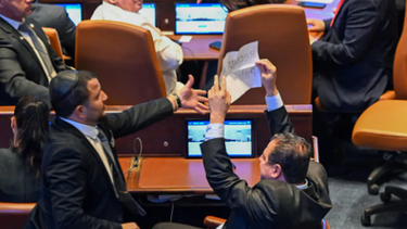 Echaron a dos legisladores del parlamento israelí mientras daba un discurso Donald Trump por un cartel: qué decía