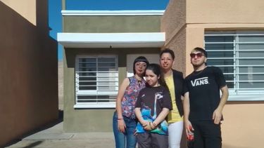 Ana y sus hijos recibieron este 27 de octubre las llaves de su casa, después de la tragedia de mayo.