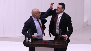 Dos legisladores desataron la pelea en el Parlamento de Turquía.