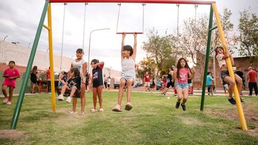 Los más pequeños, felices con las nuevas obras en la plaza del Barrio Cabot.
