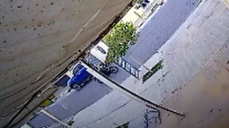 Tres delincuentes robaron una moto en el barrio Aramburu: quedaron filmados Tres delincuentes robaron una moto en el barrio Aramburu: quedaron filmados