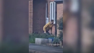 El sujeto fue detenido después de atacar a transeúntes con una espada en el centro de Londres.