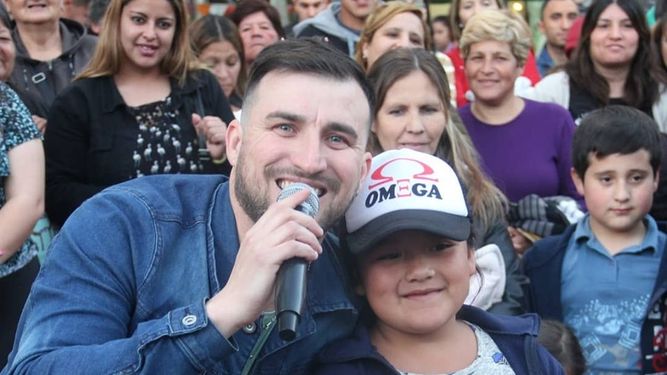 Omega rifa un ¡show en vivo!: enterate por qué