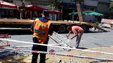 Así desmontaron la antena que quebró el fuerte viento sur de la semana pasada