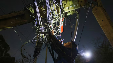 Chile declaró estado de excepción y toque de queda por el apagón masivo