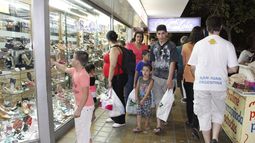 Los sanjuaninos salieron a la calle a hacer compras para las fiestas