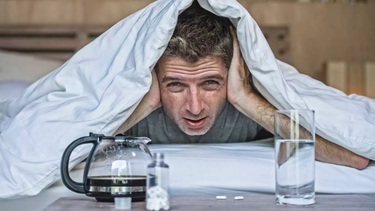 ¿Te pegó mal la resaca?: imperdible truco para evitarla, según un médico