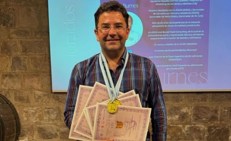 Carlos Meyer, dueño de 500 Noches, feliz con los diplomas que acreditan cada medalla de sus destilados en el certamen Argentina Spirits Awards