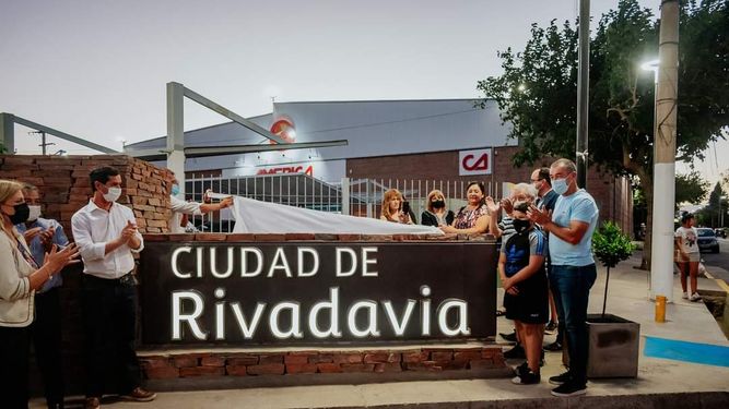 Un importante cruce de Rivadavia ya luce nuevo portal de ingreso y más iluminación LED