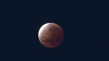Las mejores imágenes del eclipse lunar visto desde el cielo sanjuanino