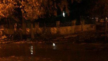 Vecinos preocupados por la inundación de una calle