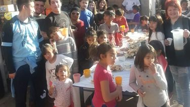 Día del Amigo solidario: llevaron cuadernos para todos los niños de un merendero sanjuanino