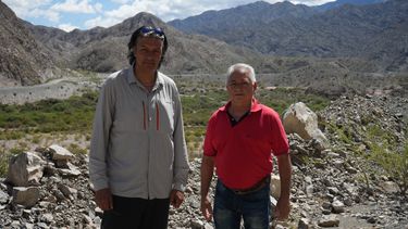 Raúl Díaz y Rodolfo Arce en inmediaciones de la zona del siniestro. Foto: Gabriel Iturrieta.