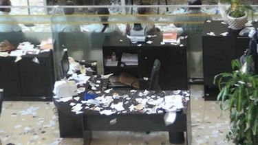 Protesta en el Centro Cívico: Papelitos y aplausos por el plus de fin de año