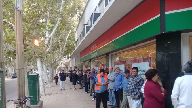 Los abuelos esperan todos los días hasta 4 horas en la calle