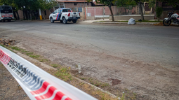 Una pareja caminaba hacia la parada del colectivo en Rawson para ir a trabajar y fue abordada por motochorros. La mujer sufrió una herida de bala en la espalda. Una pareja caminaba hacia la parada del colectivo en Rawson para ir a trabajar y fue abordada por motochorros. La mujer sufrió una herida de bala en la espalda.