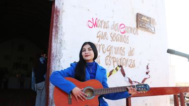 Judith Pintos, la joven sanjuanina que nació en el coro de una Iglesia y conquista con su voz y su guitarra
