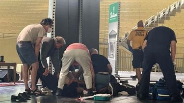 El escritor Salman Rushdie fue apuñalado en Nueva York